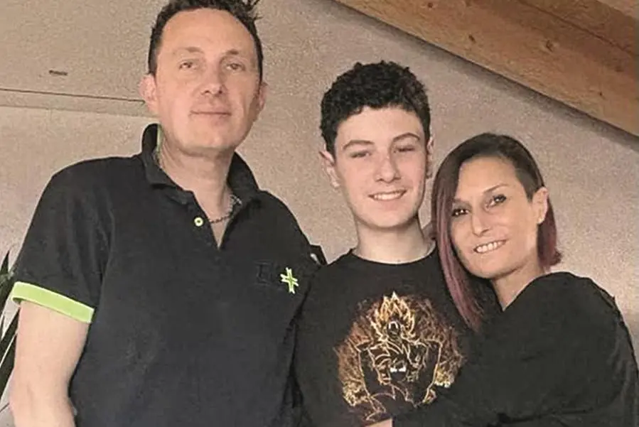 Davide Zilli, ragazzo affetta da ipoacusia bilaterale profonda, con la mamma, Paola Viola, grafica, e il pap\\u00E0 Roberto, impiegato in una concessionaria. La famiglia vive a Osio Sopra, in provincia di\\u202FBergamo.