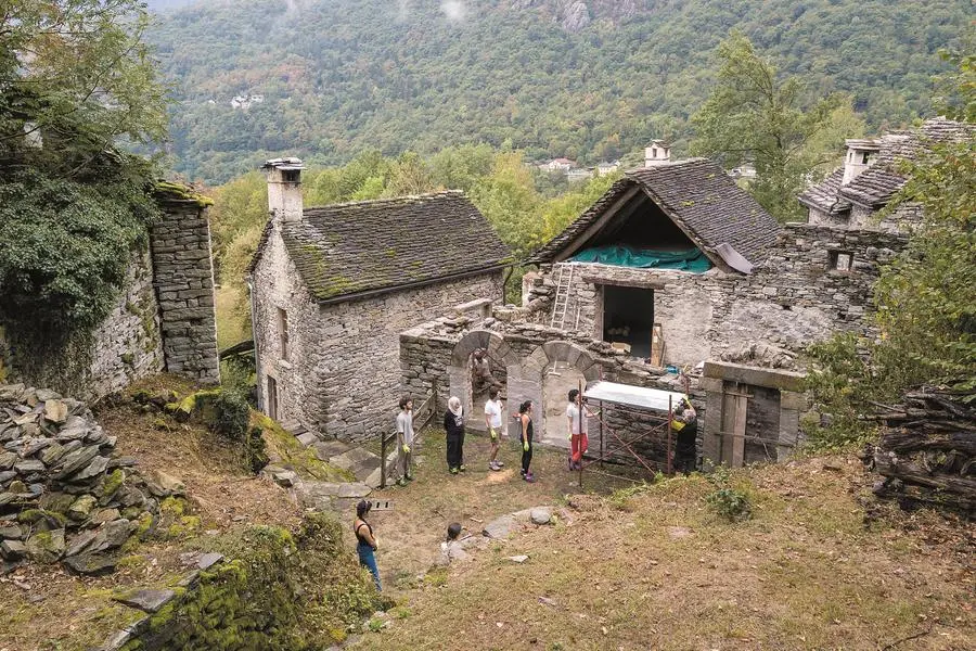 I lavori per ristrutturare l'antico villaggio di Ghesc, a Montecrestese (Verbania), disabitato da oltre un secolo