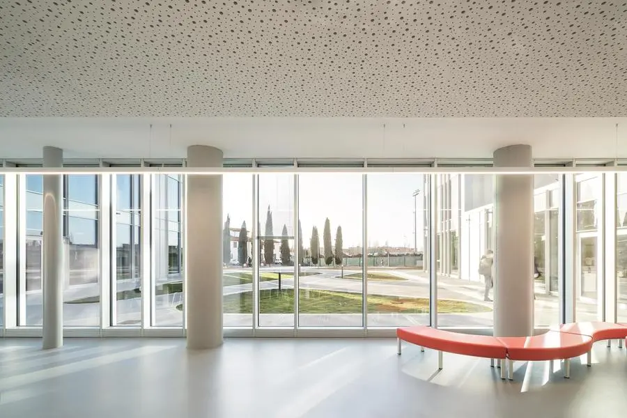 Le ampie vetrate del liceo Agnoletti di Sesto Fiorentino