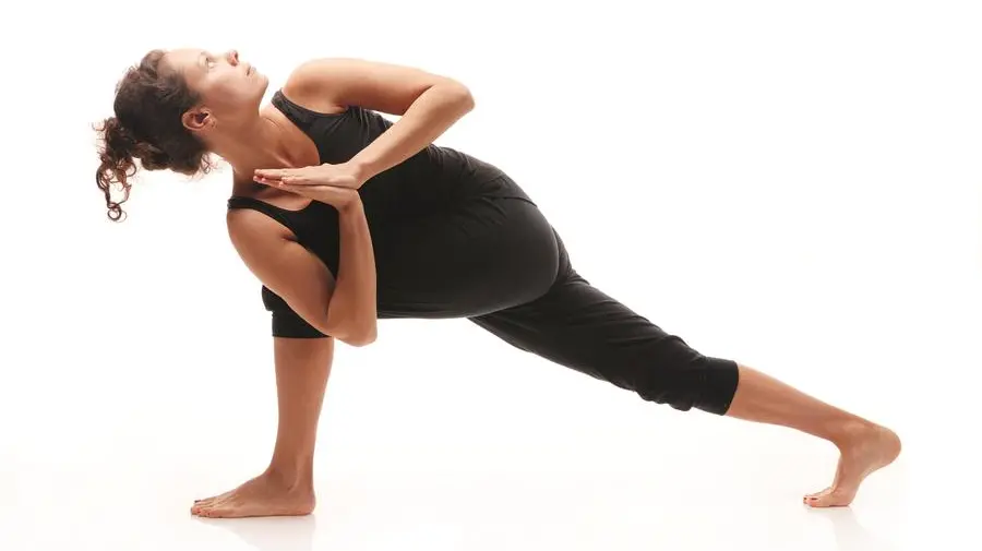 Nervosismo e mal di pancia prima del ciclo? Prova lo yoga