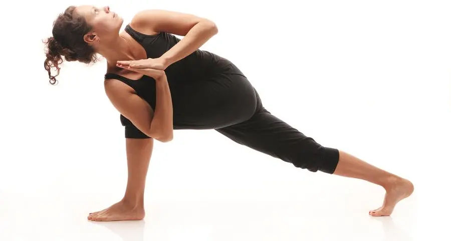 Nervosismo e mal di pancia prima del ciclo? Prova lo yoga