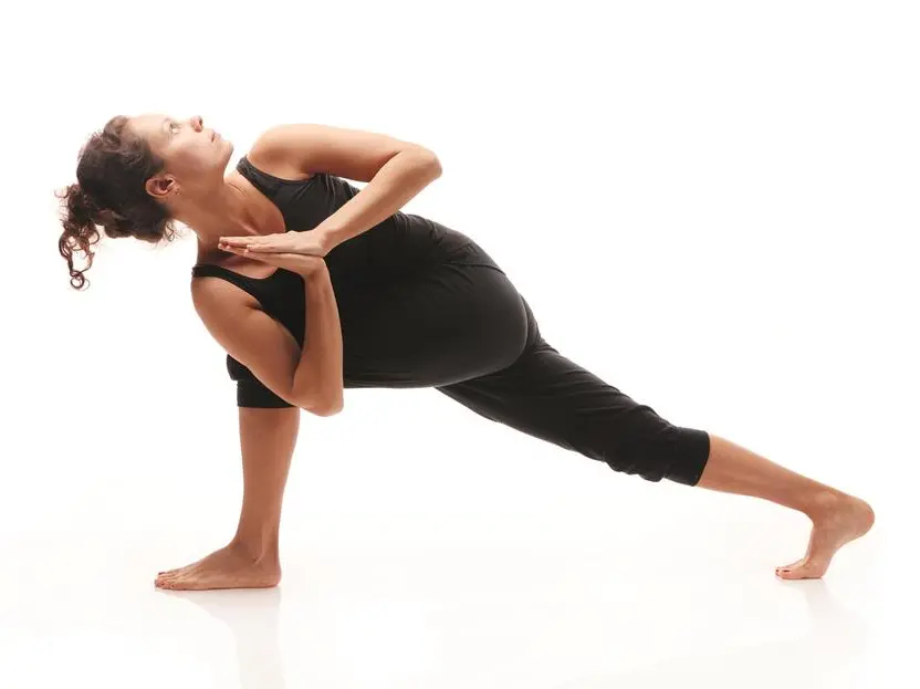 Nervosismo e mal di pancia prima del ciclo? Prova lo yoga