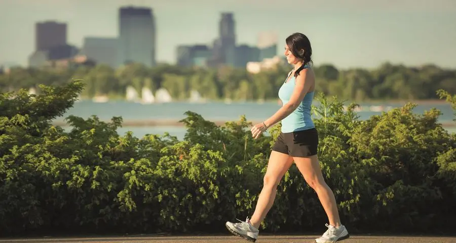 Camminata a passo svelto: gli 8 benefici che si ottengono