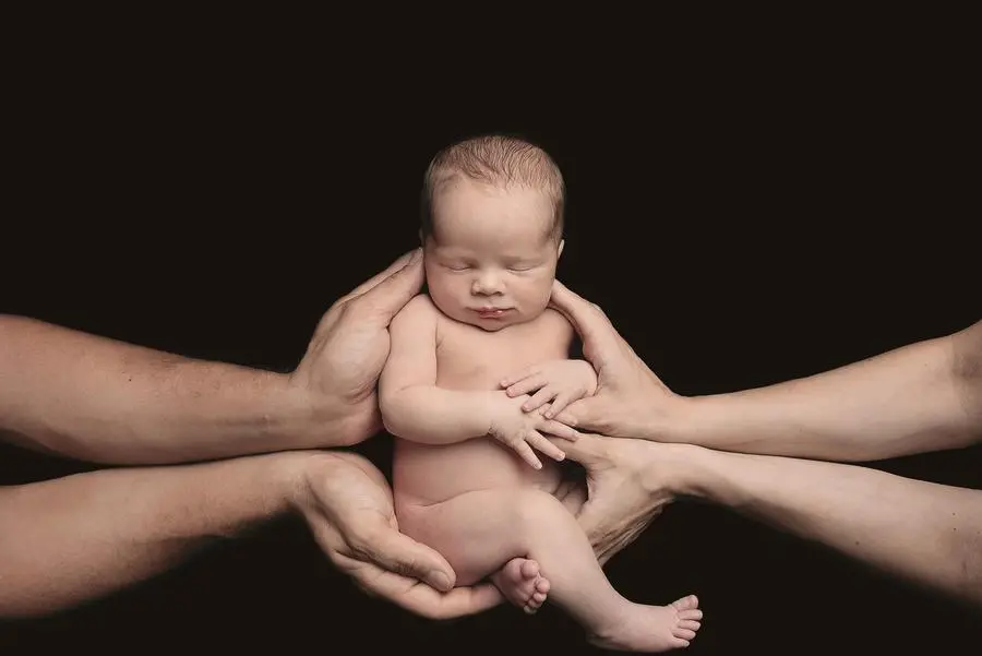 Una splendida immagine che simboleggia l\\u2019emozione della nascita e l\\u2019amore genitoriale. Fa parte del progetto artistico e multisensoriale \\u201Cprofumo di vita #neldirittodelbambino\\u201D dedicato alla promozione dei diritti dell\\u2019infanzia e alla valorizzazione dei primi giorni di vita, ideato dalla fotografa e artista visuale Elena Givone in collaborazione con Andrea Alessandri e realizzato insieme all\\u2019Associazione Legal@rte, con la curatela di Roberta Di Chiara.
