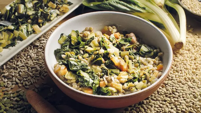 Zuppa di legumi con orzo e bietole