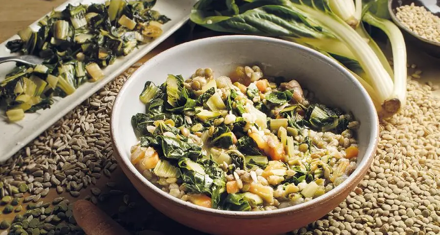 Zuppa di legumi con orzo e bietole