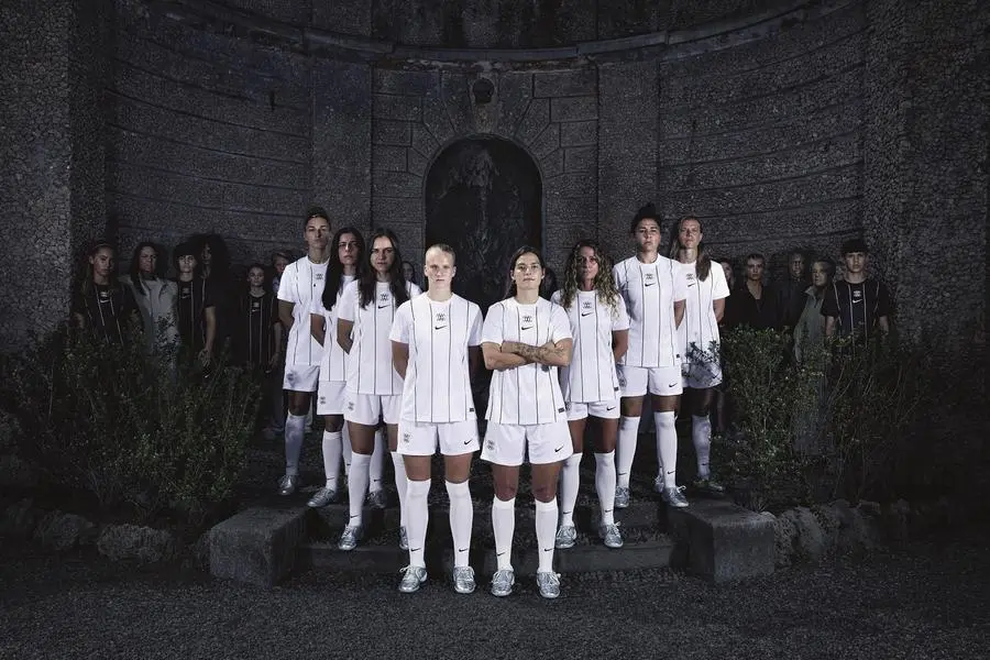 Le calciatrici della F.C. Como Women posano con la nuova divisa fornita da Nike per la stagione 2025/26