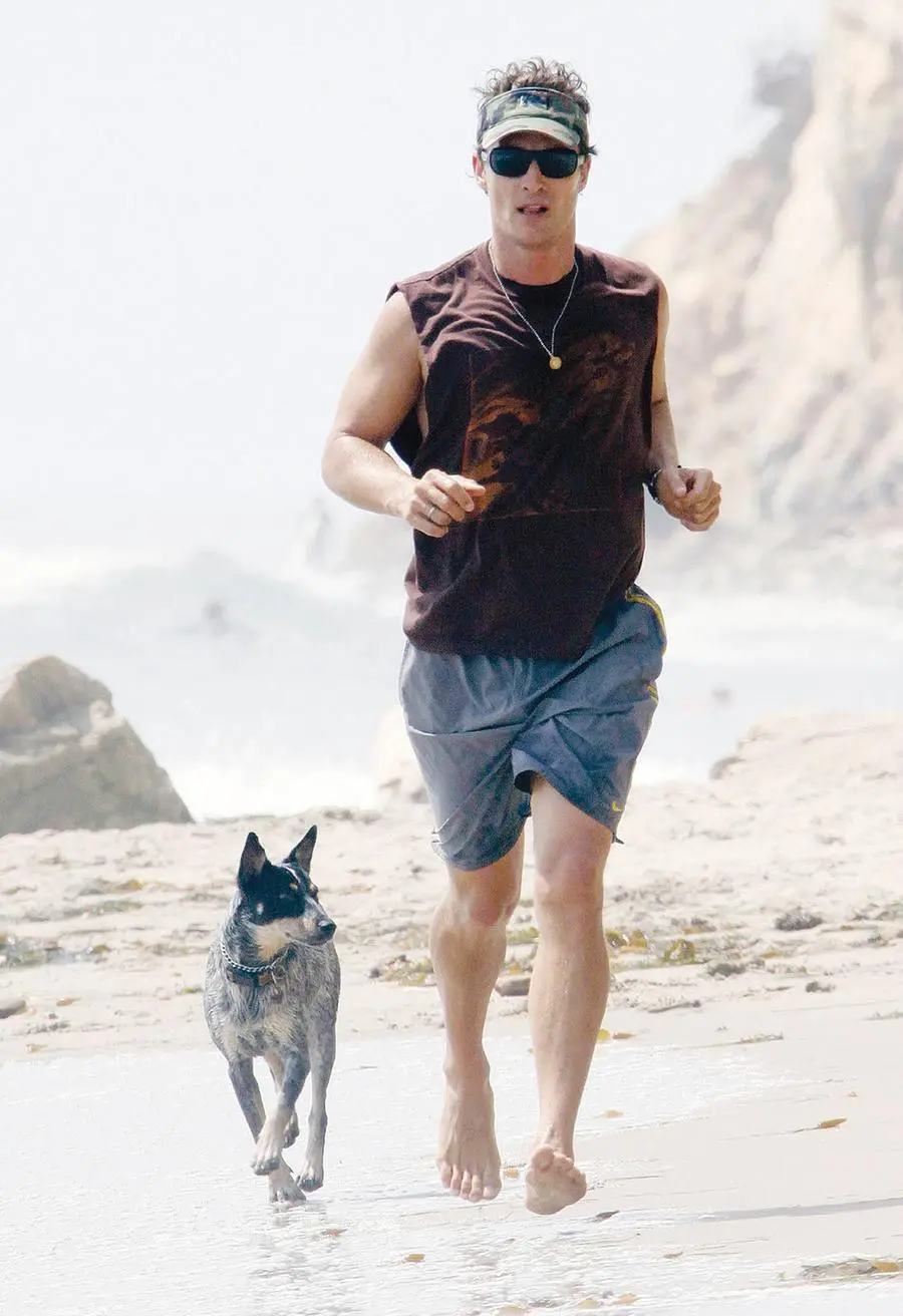 L'attore americano Matthew McConaughey fa jogging sulla spiaggia insieme al suo cane