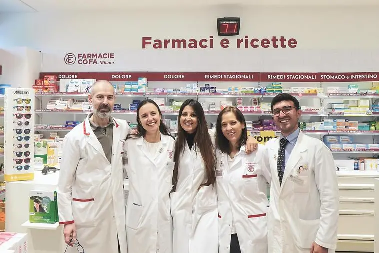 Lo staff della farmacia Lamarmora, una delle 12 strutture milanesi di Co.Fa. (Societ\\u00E0 cooperativa farmaceutica)