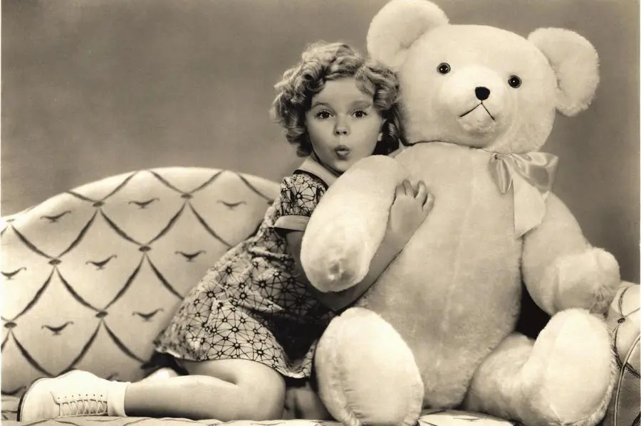 <p>La piccola attrice Shirley Temple abbraccia un orso di peluche in una foto pubblicitaria del 1937</p>\\n