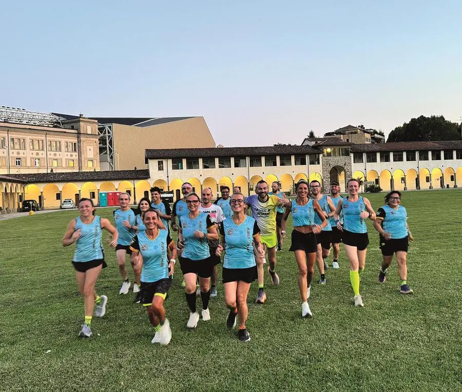 I podisti in allenamento: il calendario settimanale, oltre alle uscite, comprende sessioni di riscaldamento e preparazione alla corsa.