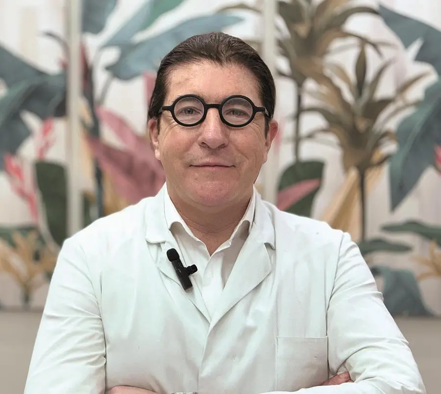 Il chirurgo plastico Massimiliano Brambilla, consulente del Gruppo Multimedica e referente per la Chirurgia genitale femminile e maschile della Sicpre: per 12 anni è stato volontario in Benin e nel Togo per eseguire interventi ricostruttivi su bambini con deformazioni come il labbro leporino.