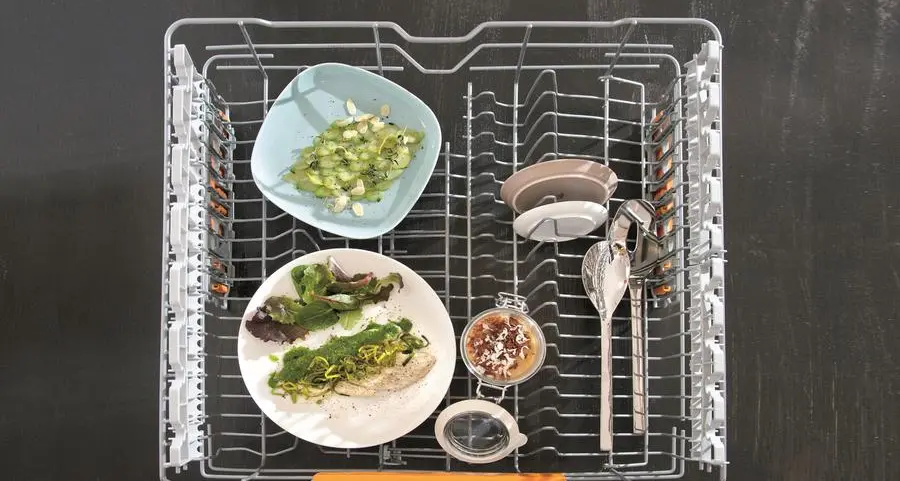 Carpaccio di gambi di asparagi, citronette ed erbe aromatiche