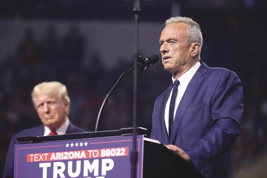 Donald Trump accanto al segretario alla Salute Robert Francis Kennedy Jr, scelto dal presidente americano per le sue posizioni dichiaratamente no vax.
