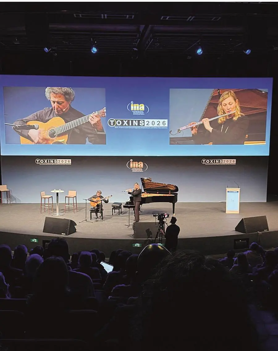 L'esibizione del chitarrista Roberto Porroni, affetto da distonia del musicista, accompagnato al flauto da Anna Castagna, la neurologa che l'ha curato