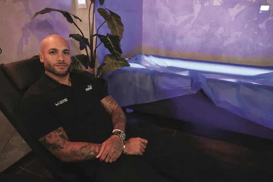 Il campione olimpico dei 100 metri Marcell Jacobs accanto alla Zerobody Cryo, apparecchiatura per la terapia del freddo nel Recovery Lab del Jacobs Center, aperto lo scorso maggio a Desenzano del Garda