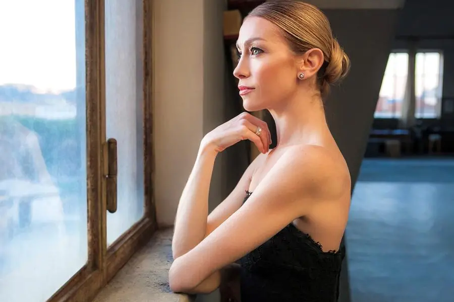 Eleonora Abbagnato \\u00E8 stata la prima (e finora unica) italiana a ottenere il prestigioso ruolo di \\u00E9toile del Balletto dell\\'Op\\u00E9ra di Parigi. Dirige il Corpo di ballo del Teatro dell\\'Opera di Roma e anche la Scuola di danza. La foto \\u00E8 di Adolfo Franz\\u00F2.