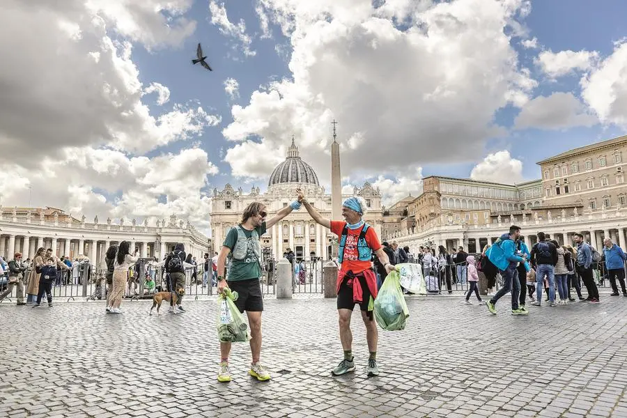 Roberto Cavallo (con la maglia rossa), il pioniere del plogging in Italia, in piazza San Pietro in occasione della Keep Clean and Run 2024. Foto di Stefano Jeantet.