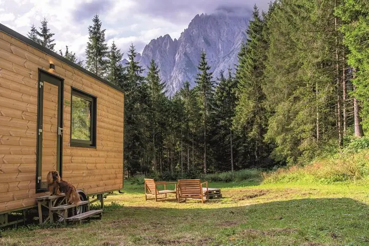 Una delle casette affittate dalla societ\\u00E0 Friland nei pressi di Sappada, sulle Dolomiti friulane. All\\u2019arrivo si chiude il telefonino in un box e lo si riprende alla partenza.