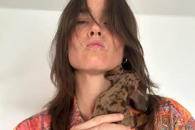 L\\'attrice Kasia Smutniak, ironica, mostra le somiglianze della sua pelle macchiata dalla vitiligine con un bassotto arlecchino , IPASocialIT