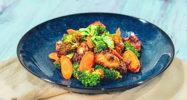 Merluzzo all’aglio e allo zenzero con broccoli e carote
