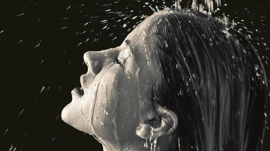 La doccia calda d’inverno? Ci si può spalmare di olio prima di farla