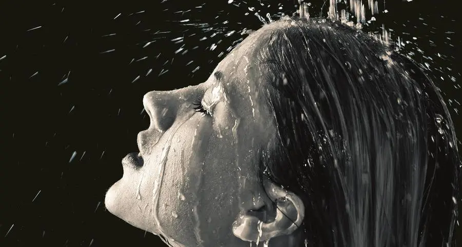 La doccia calda d’inverno? Ci si può spalmare di olio prima di farla