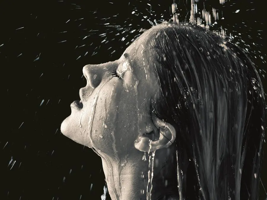 La doccia calda d’inverno? Ci si può spalmare di olio prima di farla