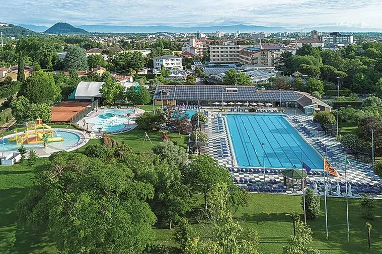 Panoramica dell\\'Hotel Petrarca a Montegrotto, centro termale in provincia di Padoiva dove si curano i disturbi circolartori