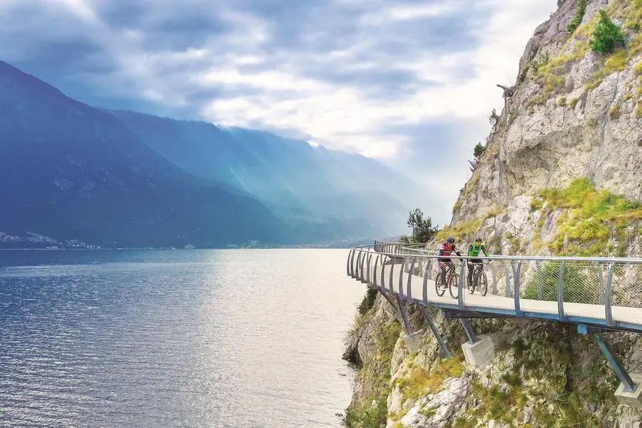 Il tratto della ciclopista del Garda sospeso sul lago, nei pressi di Limone