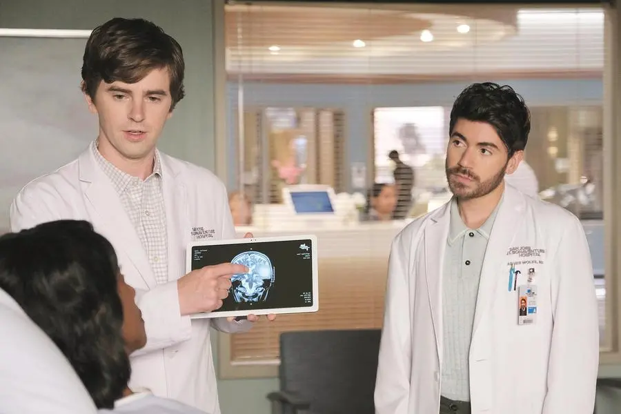Freddie Highmore (a sinistra) nei panni di Shaun Murphy, il giovane medico autistico che impara a relazionarsi coi pazienti nella serie The good doctor.