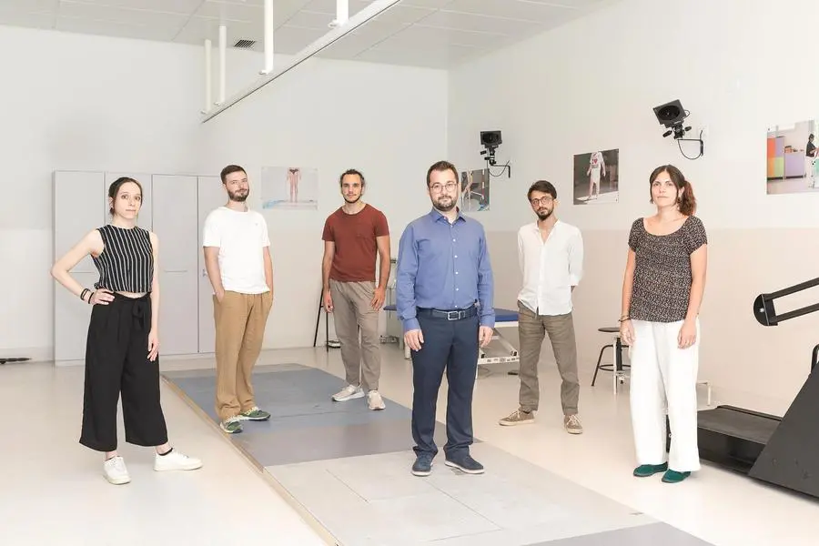 Andrea Mannini (con la camicia azzurra nella foto insieme al suo team), \\u00E8 il responsabile dell\\u2019Air Lab \\u2013 Artificial intelligence for\\u202Frehabilitation laboratory dell\\u2019Istituto Don Gnocchi di Firenze. La foto \\u00E8 di Simone Donati.