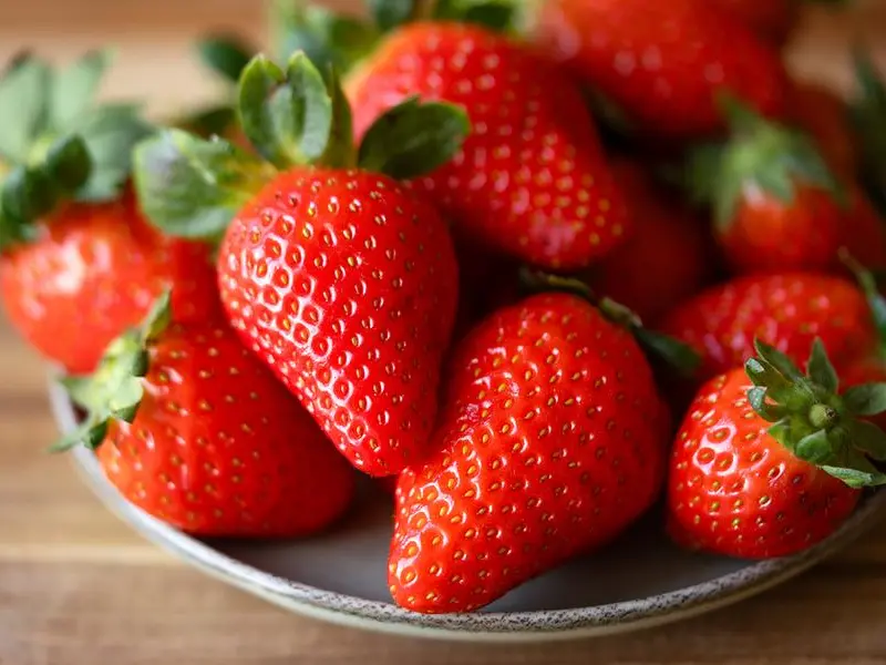 Una porzione di fragole soddisfa il fabbisogno di vitamina C