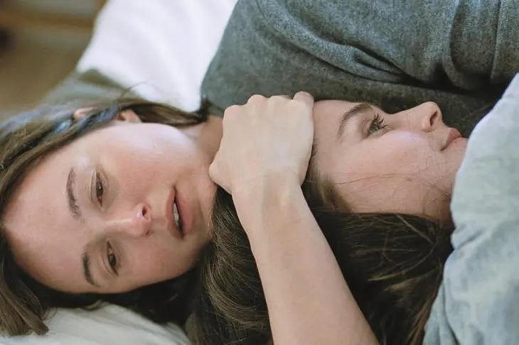 Una scena dal film \"Sentimental Value\" di Joachim Trier, che ha ricevuto otto candidature agli Oscar 2026. Il \\u201Cvalore sentimentale\\u201D non riguarda solo gli oggetti, ma i legami familiari irrisolti. La storia ruota attorno a un\\u2019eredit\\u00E0 emotiva che pesa sui rapporti tra padre e figlie. In questo contesto, il perdono non \\u00E8 un gesto immediato n\\u00E9 consolatorio, ma un processo fragile e complesso.