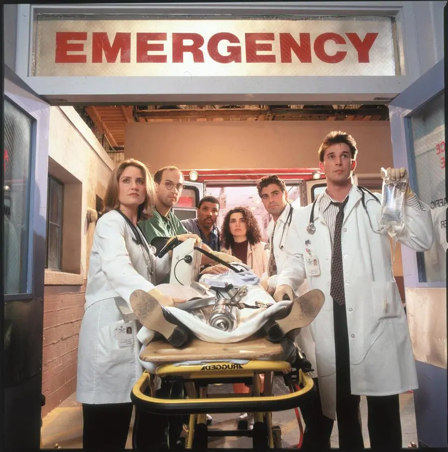 Un giovanissimo George Clooney (secondo da destra) in una delle prime puntate di E.R., serie andata in onda in Italia dal 1996 al 2009