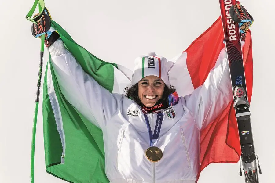 Federica Brignone esulta con il tricolore dopo aver vinto il SuperG olimpico lo scorso 12 febbraio, dieci mesi dopo il grave infortunio alla gamba sinistra (foto di Jon Olav Nesvold).