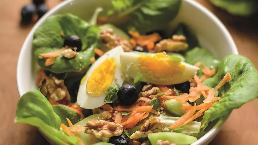 Insalatona con uova, carote, mirtilli e noci