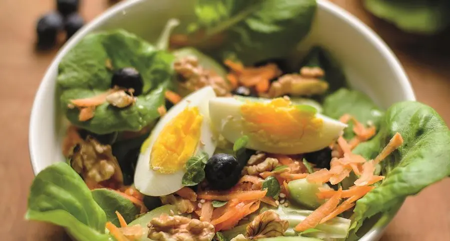 Insalatona con uova, carote, mirtilli e noci