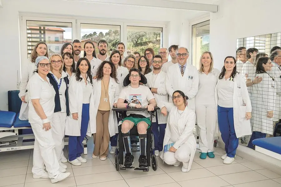 A La Spezia c’è un reparto della Fondazione Don Gnocchi che accoglie i casi più complessi, quelli che arrivano dalle rianimazioni con disabilità severe e percorsi ancora tutti da costruire. Nella foto (di Federico Schenone) attorno al giovane Paolo Sarullo c'è l’équipe specializzata composta da medici, fisioterapisti, logopedisti, terapisti occupazionali e infermieri: lavorano ogni giorno per riattivare funzioni, sostenere le famiglie e accompagnare i pazienti fin dai primi progressi.