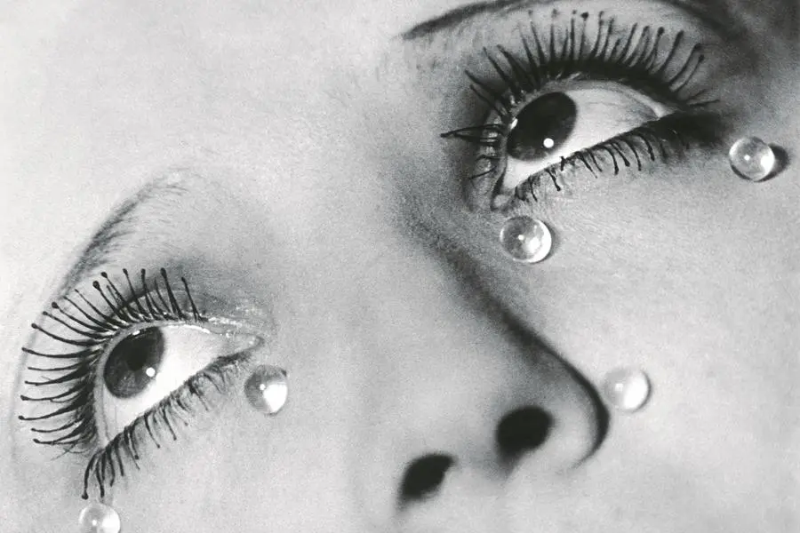 Glass tears, di Man Ray: la foto, insieme ad altre 300 opere del grande artista americano, \\u00E8 esposta nella mostra retrospettiva Man Ray. Forme di luce, allestita fino all\\u201911 gennaio presso Palazzo Reale a Milano.