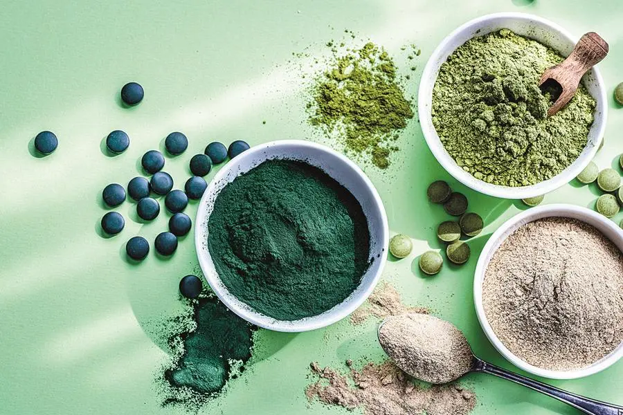 L’alga spirulina, verdissima, impiegata in cosmesi, nella foto insieme a polveri “terrestri” (maca e moringa).