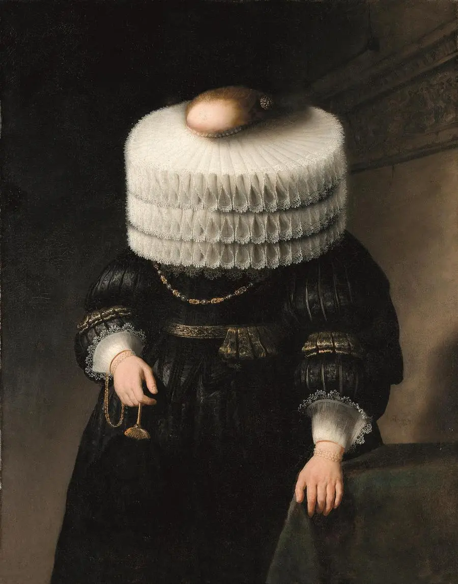 L’enorme gorgiera nasconde il volto nella versione di Volker Hermes del capolavoro di Rembrandt van Rijn Ritratto di una donna in piedi, eseguito nel 1632.