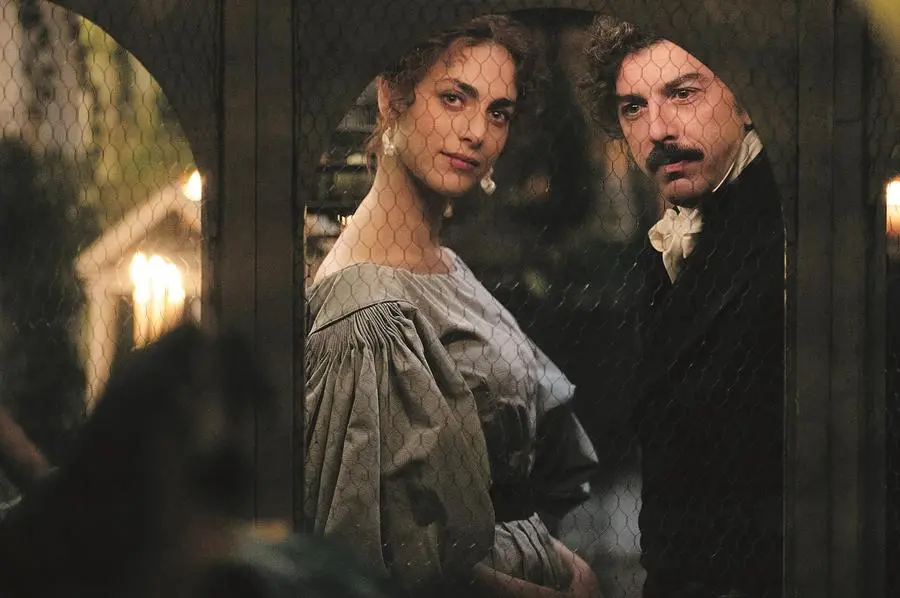 Miriam Leone e Michele Riondino (Vincenzo Florio) nella serie tv tratta da \\\"I Leoni di Sicilia\\\"