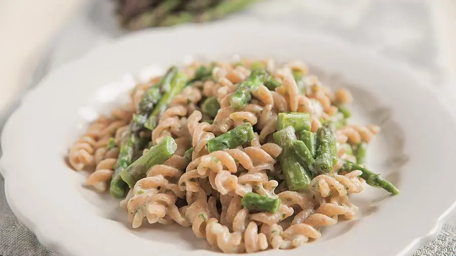 Pasta integrale con ceci e asparagi