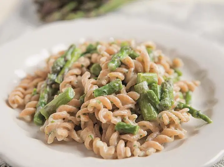 Pasta integrale con ceci e asparagi