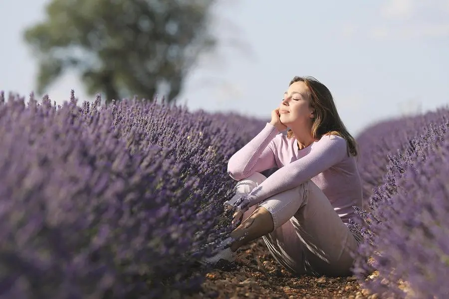 Una ragazza si abbandona ai ricordi in un campo di lavanda. Il profumo dei fiori, come quello delle madeleine evocato dallo scrittore francese Marcel Proust, è in grado di stimolare la memoria episodica, che permette di far tornare alla luce esperienze personali.