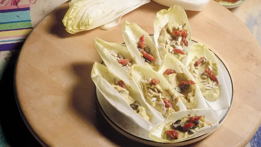 Barchette di indivia belga con crema di avocado