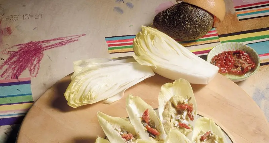 Barchette di indivia belga con crema di avocado