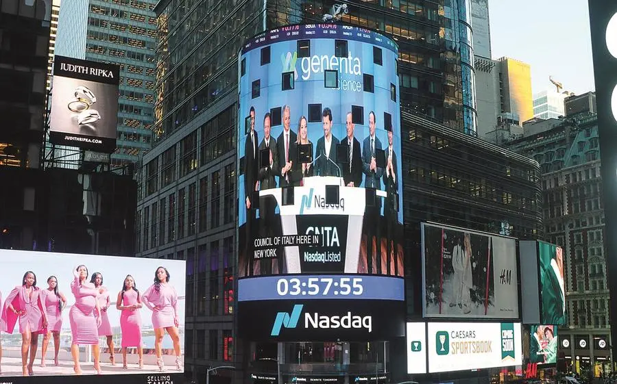 Paracchi e il suo team appaiono in foto al Nasdaq di New York, dov’è quotata Genenta Science dal 2021.