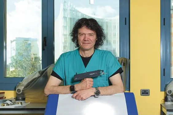 <p>Il primario del San Raffalele Santo Mercuri impugna la &quot;pistola&quot; antirughe (foto di Manuel Cicchetti)</p>\\n